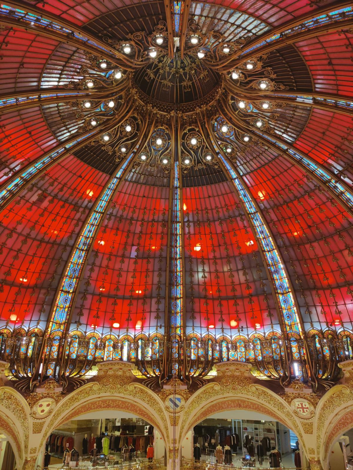 La coupole des Galeries Lafayette boulevard Haussmann (Paris), une réalisation emblématique de La Maison du Vitrail, sous la direction d'Emmanuelle Andrieux