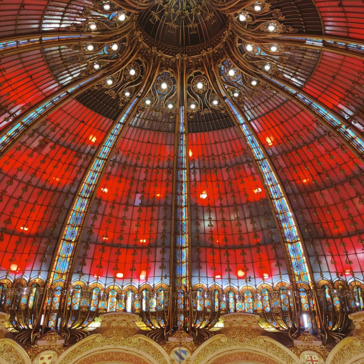 La coupole des Galeries Lafayette boulevard Haussmann (Paris), une réalisation emblématique de La Maison du Vitrail, sous la direction d'Emmanuelle Andrieux