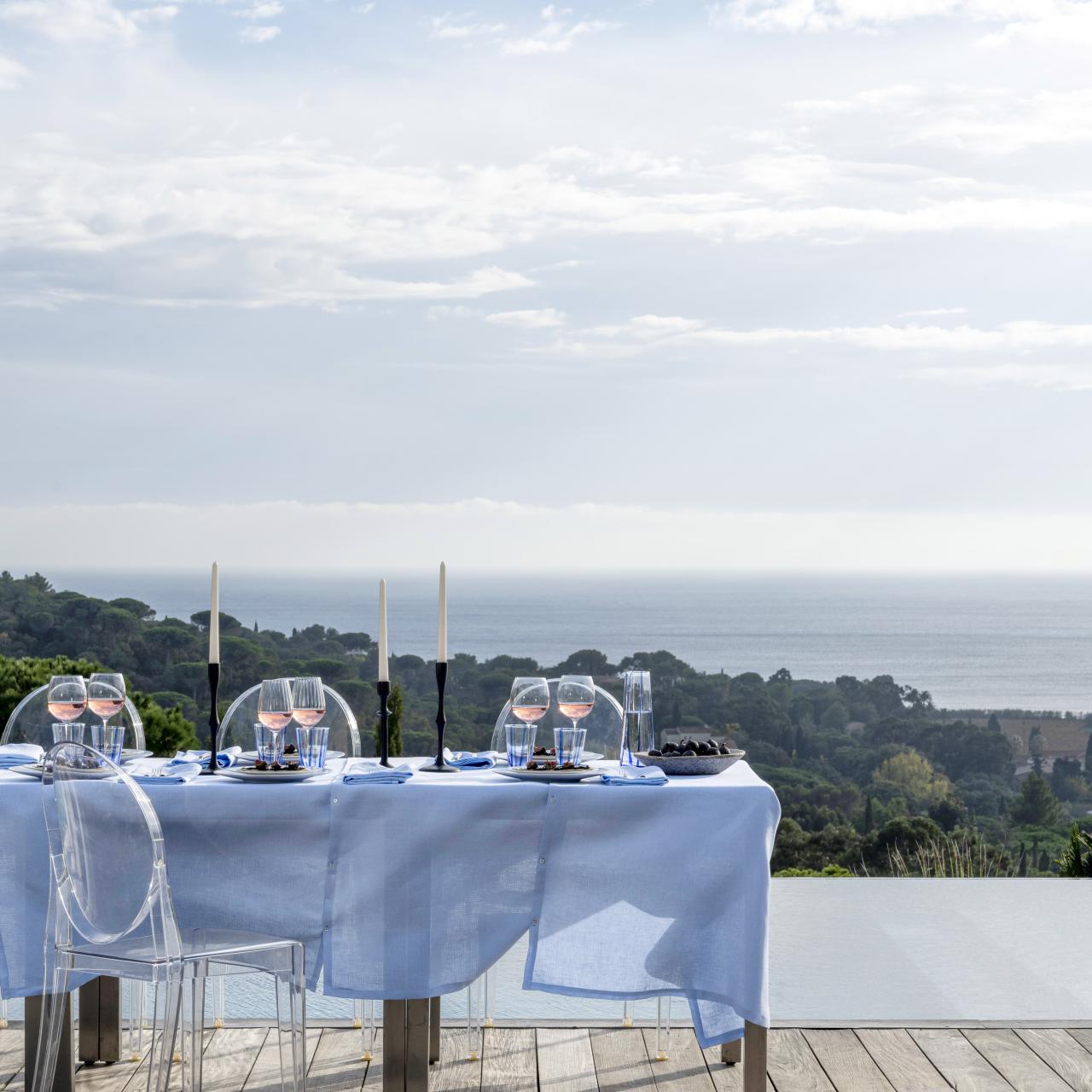 Le Jacquard Français invents the extendable tablecloth with the Portofino collection