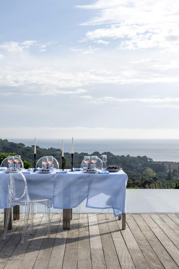 Le Jacquard Français invents the extendable tablecloth with the Portofino collection