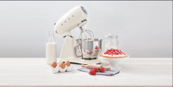  LE ROBOT SUR SOCLE SMEG PASSE À LA VITESSE SUPÉRIEURE